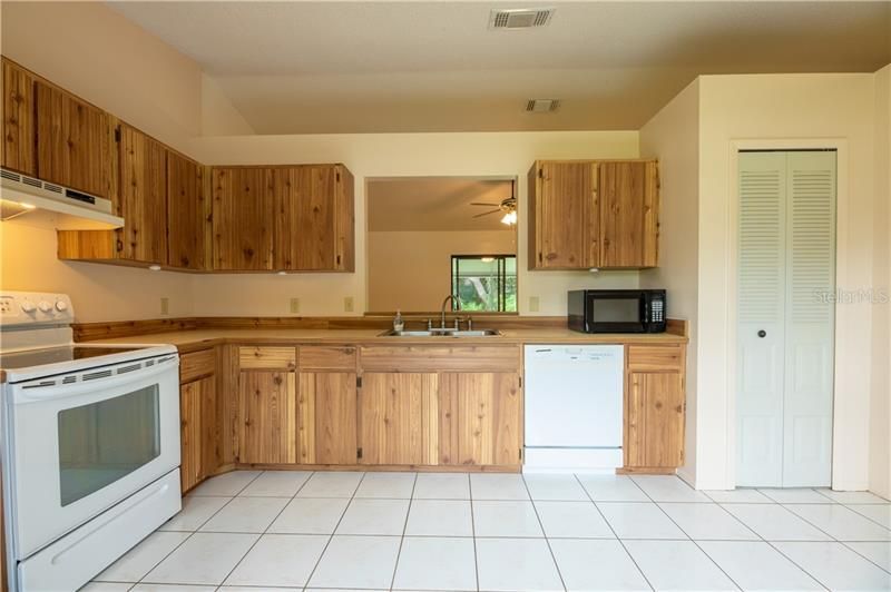 Can you say clean? Incredibly well-kept kitchen.