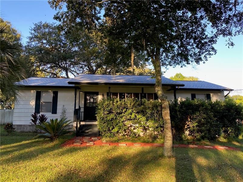 Three bedroom two bath home for sale in Mount Dora. ALL APPLIANCES INCLUDED