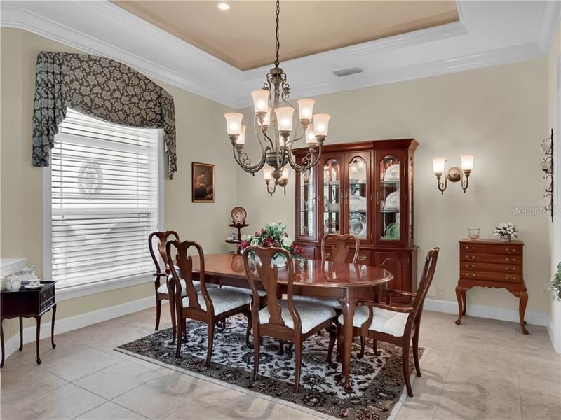 FORMAL DINING WITH NICE TRAY CEILING DETAIL