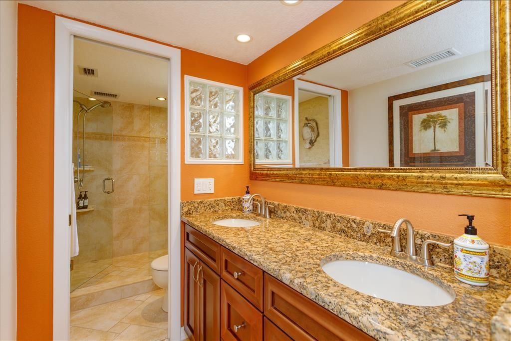最近售出: $365,000 (2 贝兹, 2 浴室, 1404 平方英尺)