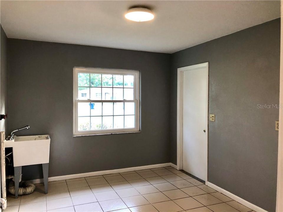 ANOTHER ANGLE OF THE LAUNDRY ROOM (GARAGE ACCESS )