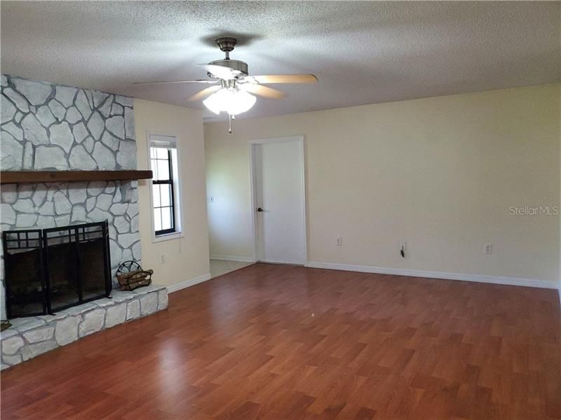 Recently Sold: $140,000 (3 beds, 2 baths, 1276 Square Feet)