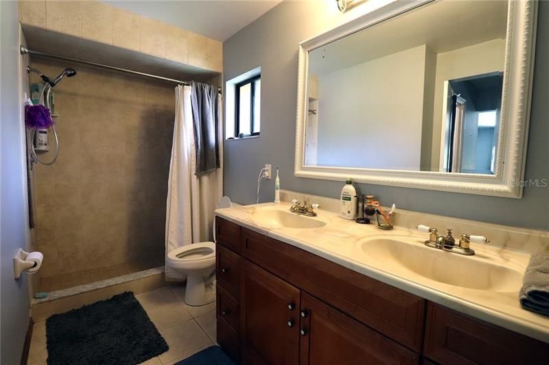 Недавно арендовано: $2,200 (4 спален, 2 ванн, 2237 Квадратных фут)