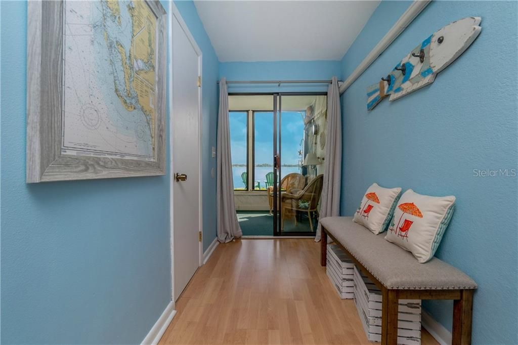 For Rent: $4,500 (1 beds, 1 baths, 884 Square Feet)