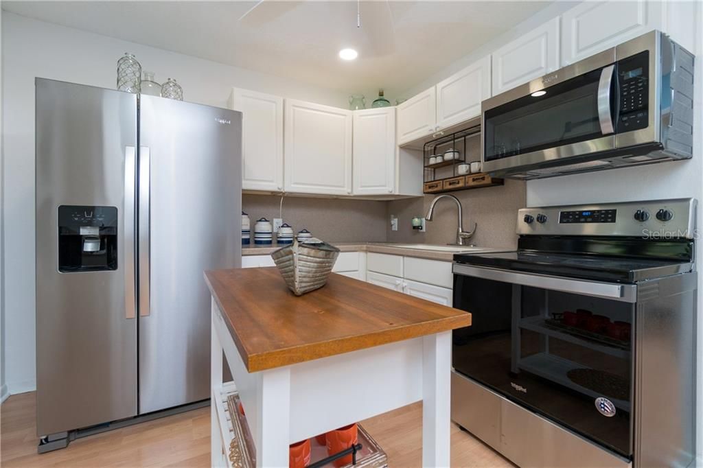 For Rent: $4,500 (1 beds, 1 baths, 884 Square Feet)