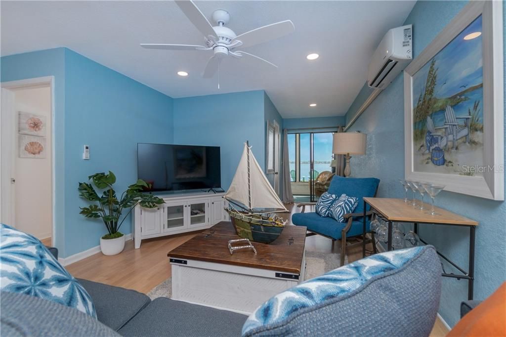 For Rent: $4,500 (1 beds, 1 baths, 884 Square Feet)