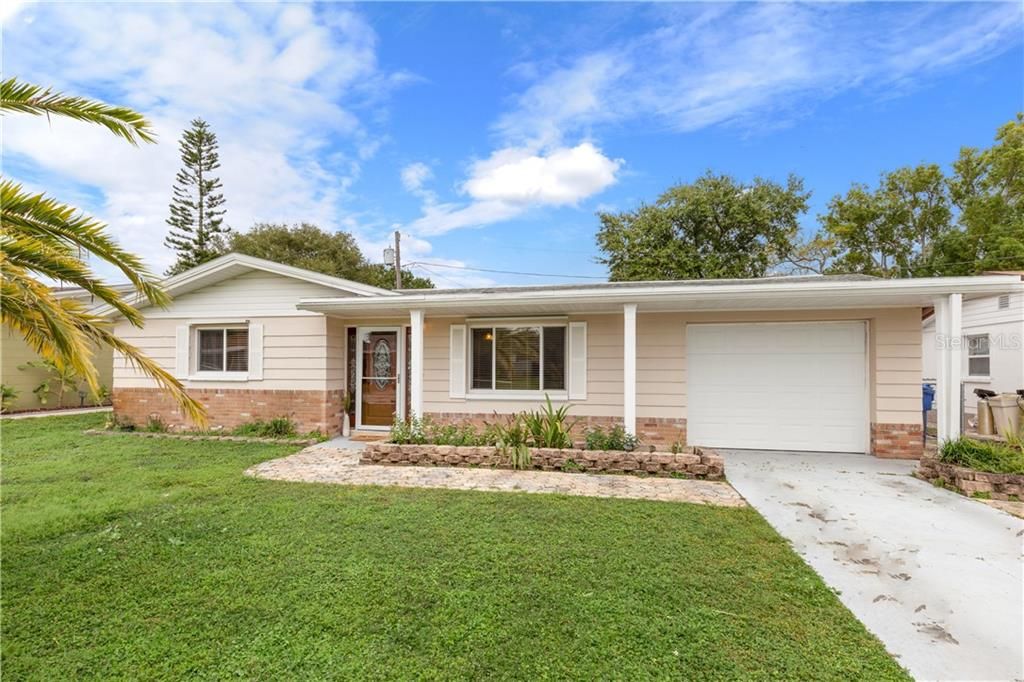 最近售出: $139,900 (2 贝兹, 2 浴室, 988 平方英尺)