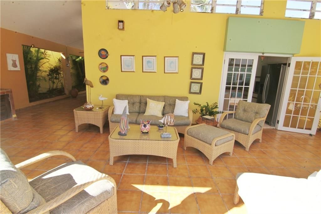 Vendido Recientemente: $400,000 (3 camas, 2 baños, 2100 Pies cuadrados)