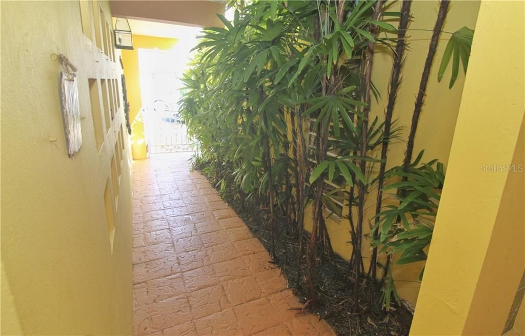 Vendido Recientemente: $400,000 (3 camas, 2 baños, 2100 Pies cuadrados)