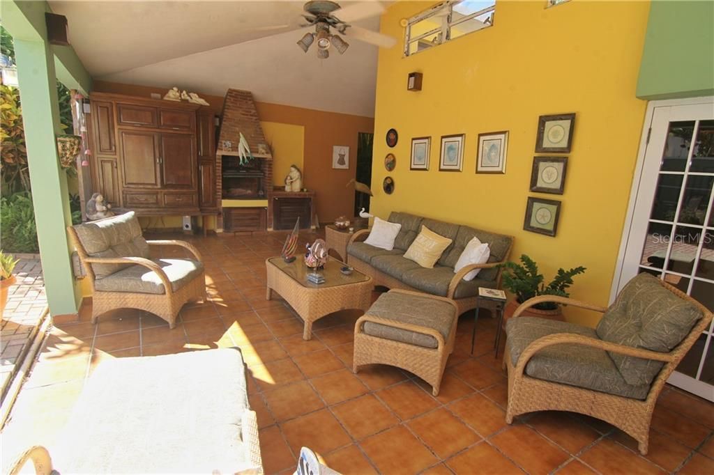 Vendido Recientemente: $400,000 (3 camas, 2 baños, 2100 Pies cuadrados)