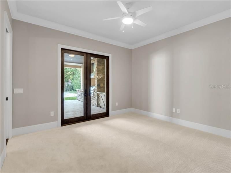 Downstairs En suite with French doors to lanai