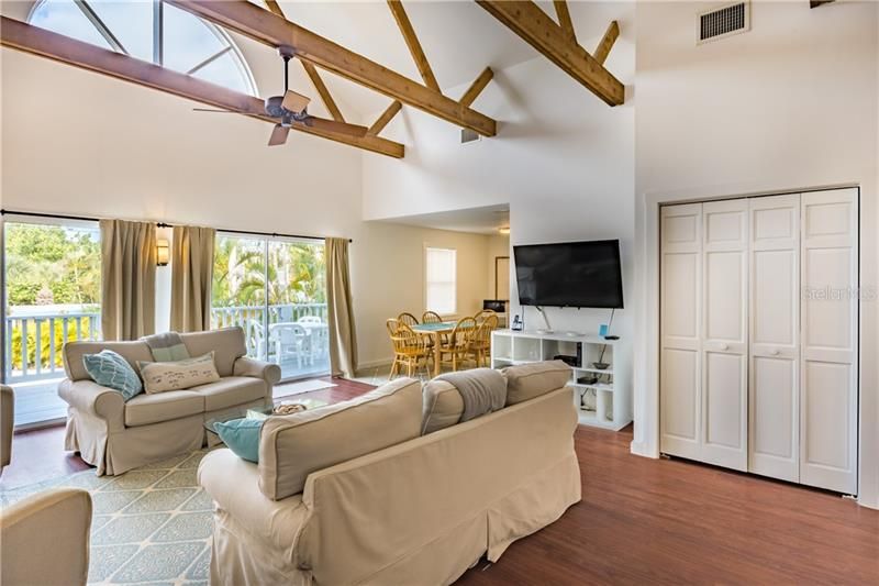 Recently Sold: $900,000 (3 beds, 2 baths, 1216 Square Feet)