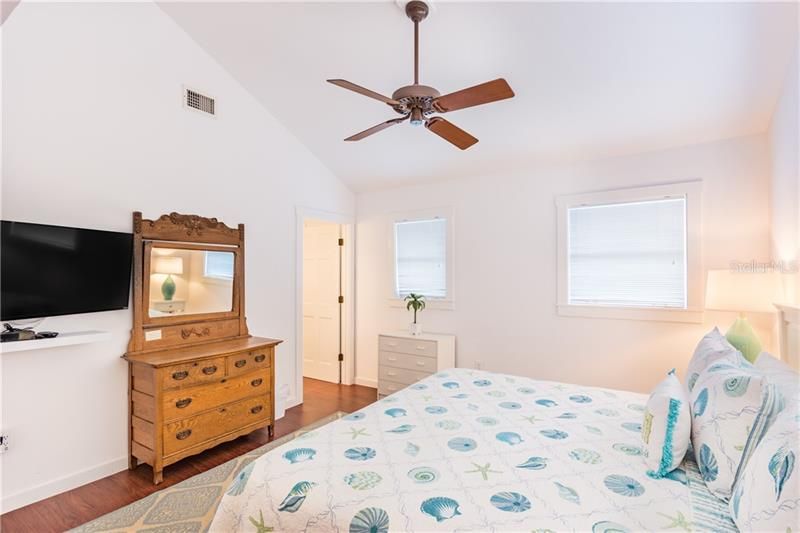 Recently Sold: $900,000 (3 beds, 2 baths, 1216 Square Feet)