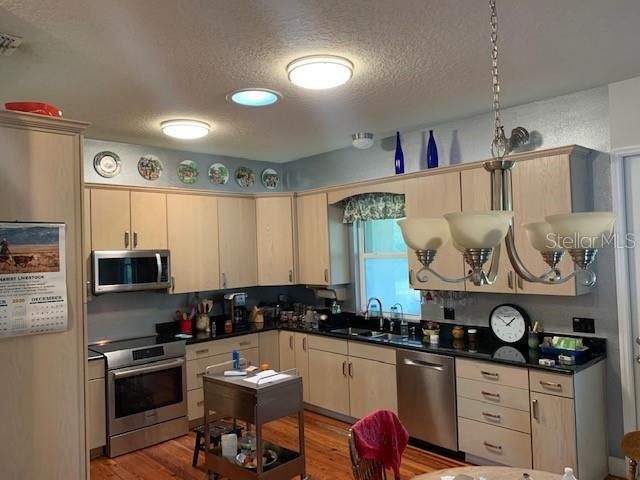 Recently Sold: $980,000 (3 beds, 2 baths, 2027 Square Feet)