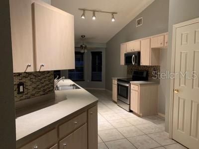 Recently Rented: $1,800 (3 beds, 2 baths, 1665 Square Feet)
