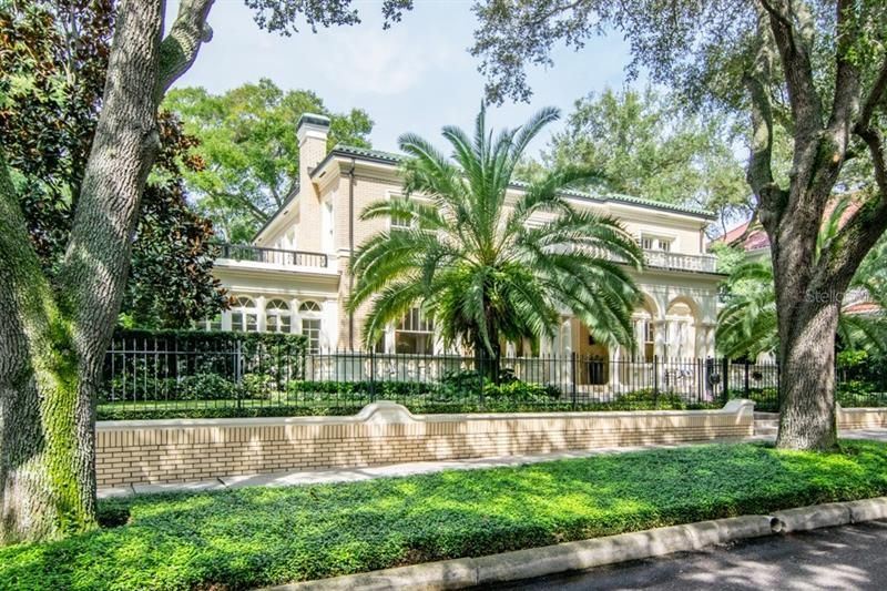 Recently Sold: $4,300,000 (4 beds, 4 baths, 6502 Square Feet)