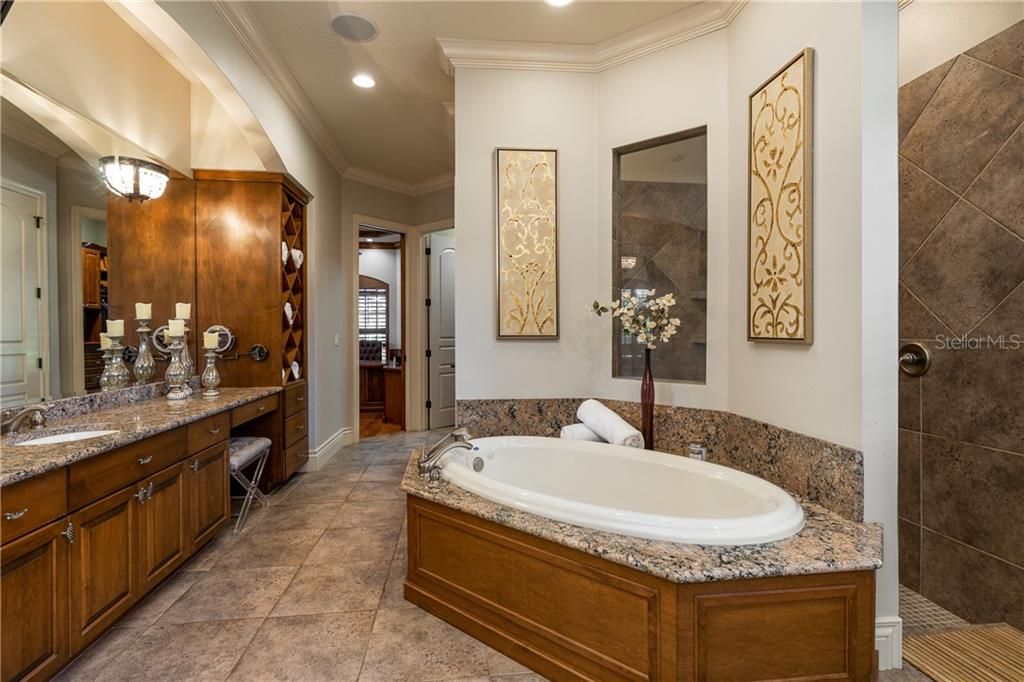 最近售出: $1,500,000 (5 贝兹, 4 浴室, 5480 平方英尺)