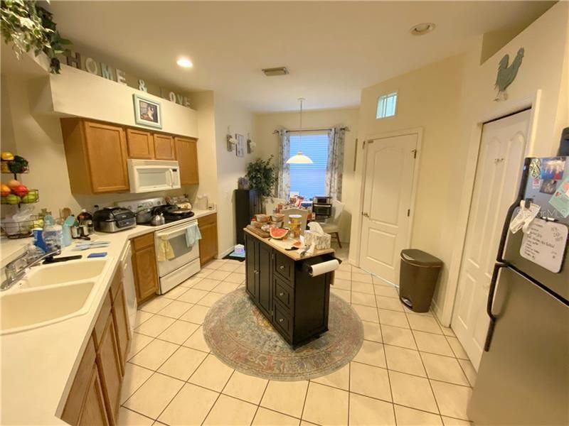 Kitchen: Solid Wood Cabinet Kitchen With View Into Great Room, Closet Pantry, Dinette