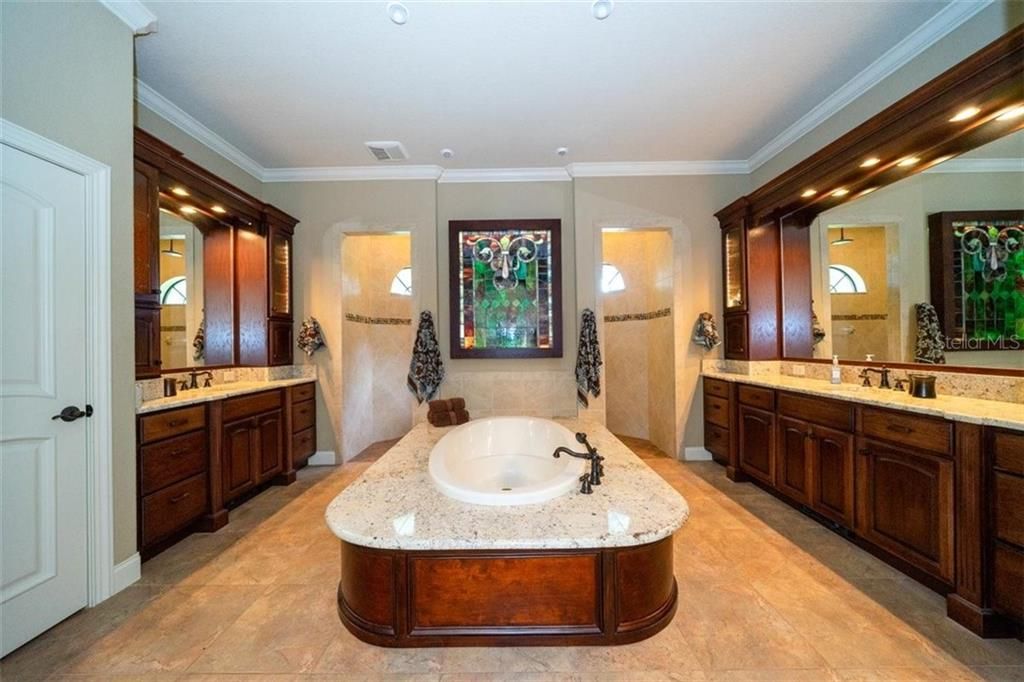 最近售出: $825,999 (4 贝兹, 4 浴室, 4954 平方英尺)