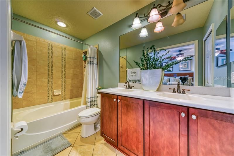 最近售出: $220,000 (3 贝兹, 2 浴室, 1513 平方英尺)