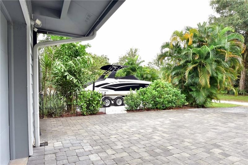 Recently Sold: $650,000 (3 beds, 2 baths, 2562 Square Feet)