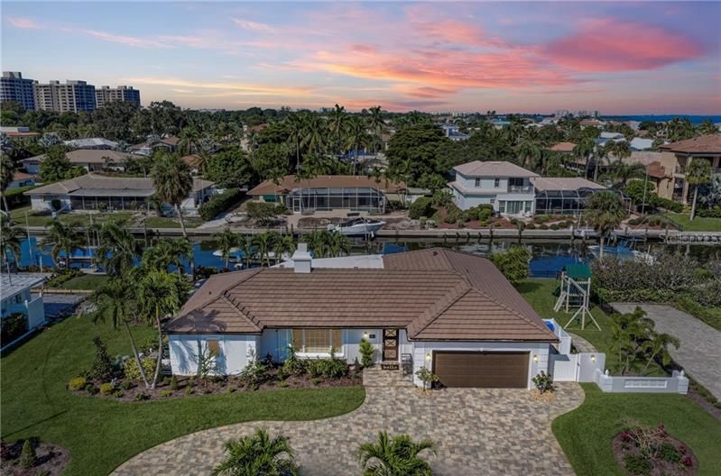 Recently Sold: $1,245,000 (3 beds, 2 baths, 1716 Square Feet)