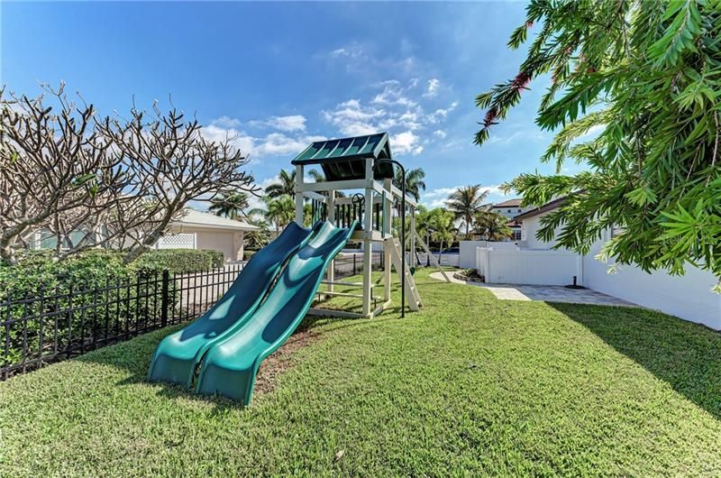 Recently Sold: $1,245,000 (3 beds, 2 baths, 1716 Square Feet)