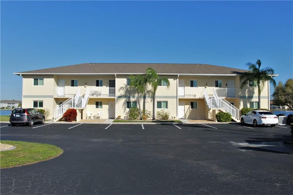 Building 900 - Lakefront with Assigned Parking Space 908