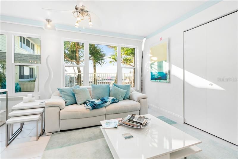 Recently Sold: $1,395,000 (2 beds, 2 baths, 1098 Square Feet)