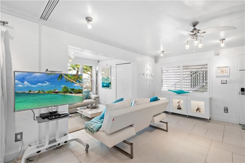 Recently Sold: $1,395,000 (2 beds, 2 baths, 1098 Square Feet)