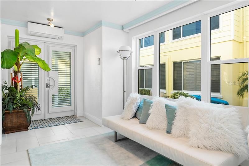 Recently Sold: $1,395,000 (2 beds, 2 baths, 1098 Square Feet)