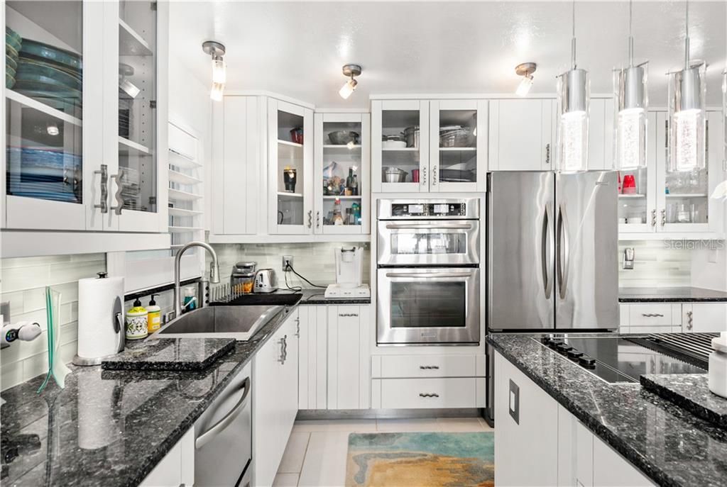 Recently Sold: $1,395,000 (2 beds, 2 baths, 1098 Square Feet)