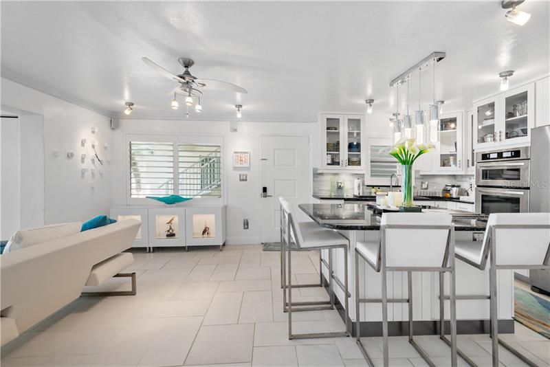 Recently Sold: $1,395,000 (2 beds, 2 baths, 1098 Square Feet)