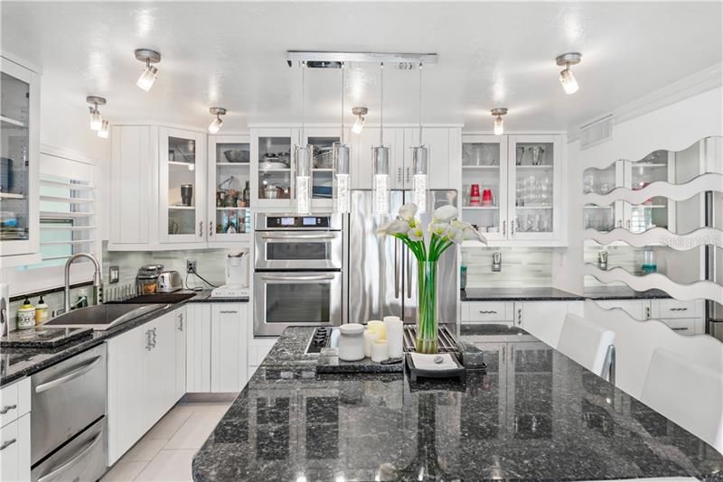 Recently Sold: $1,395,000 (2 beds, 2 baths, 1098 Square Feet)