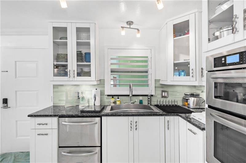 Recently Sold: $1,395,000 (2 beds, 2 baths, 1098 Square Feet)