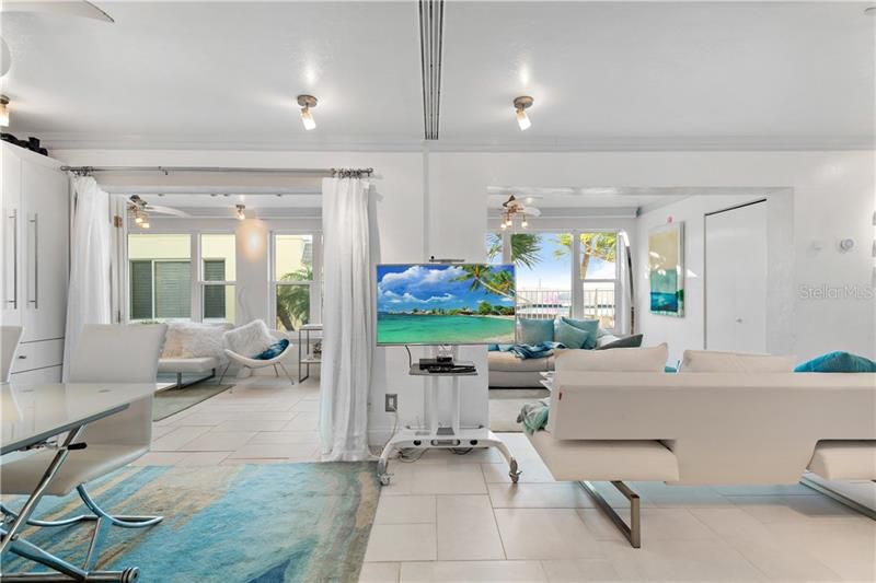 Recently Sold: $1,395,000 (2 beds, 2 baths, 1098 Square Feet)