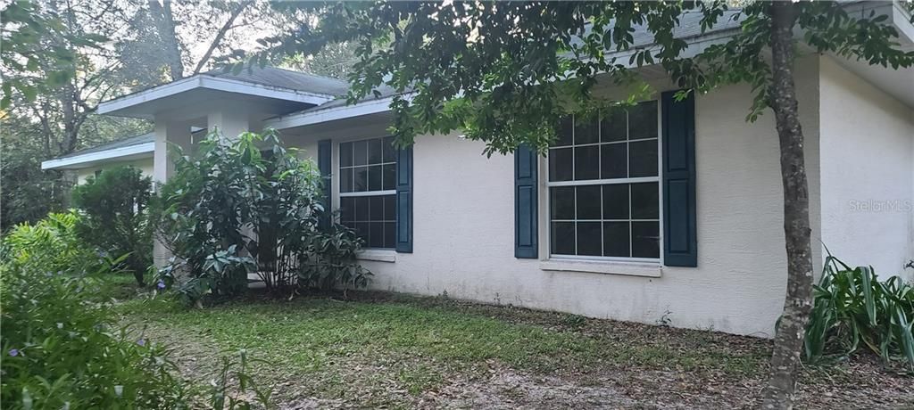 Recently Rented: $1,300 (3 beds, 2 baths, 1296 Square Feet)