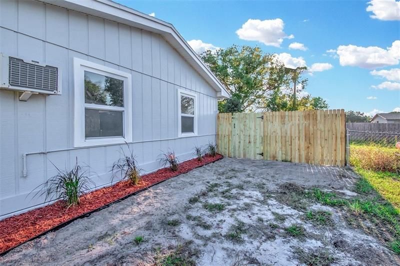 Recently Sold: $129,900 (2 beds, 1 baths, 864 Square Feet)