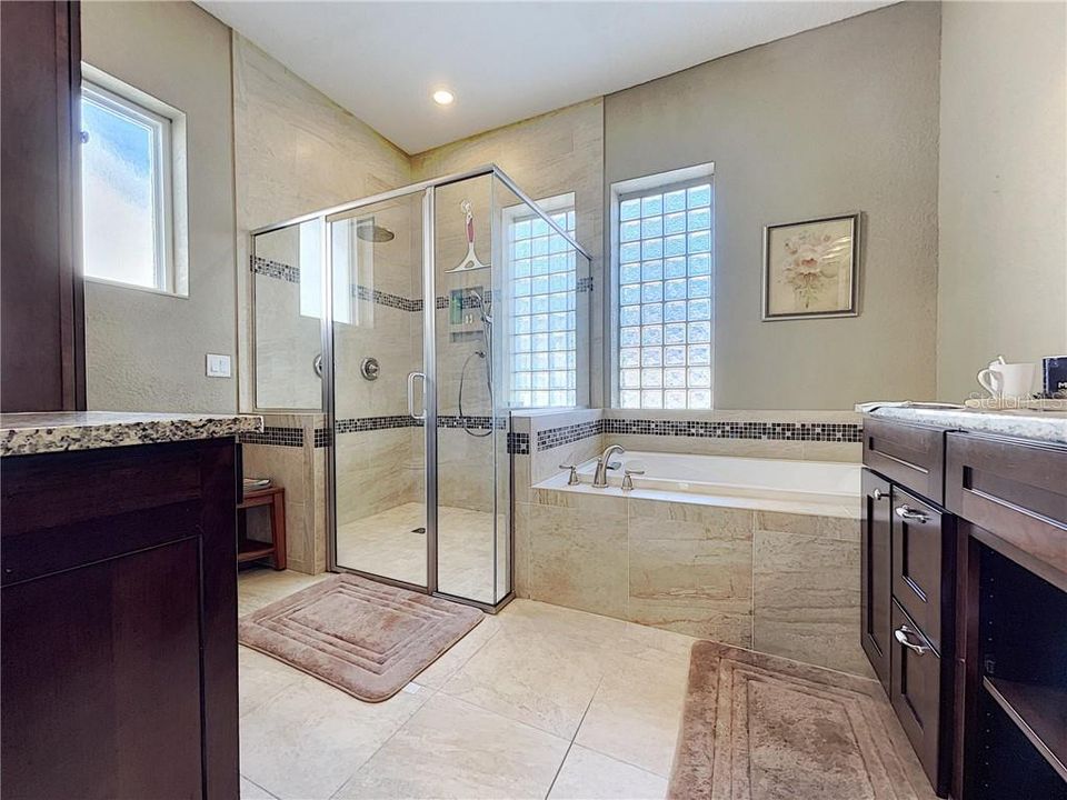 最近售出: $360,000 (4 贝兹, 3 浴室, 2024 平方英尺)
