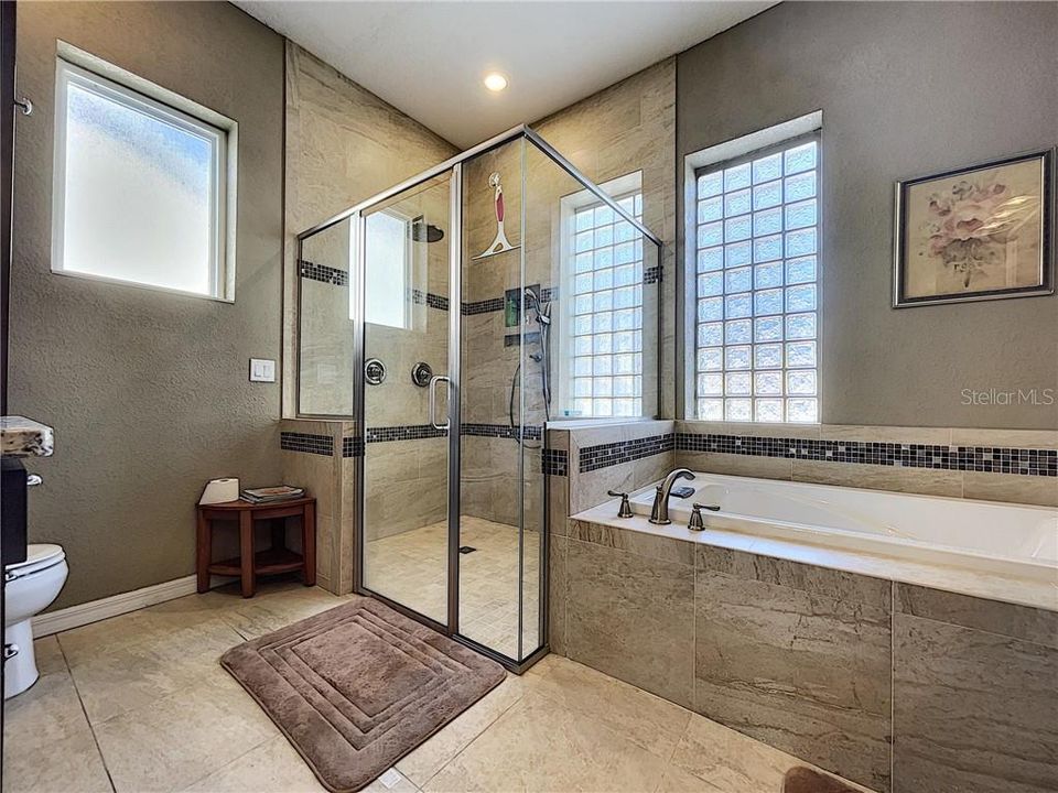 Недавно продано: $360,000 (4 спален, 3 ванн, 2024 Квадратных фут)