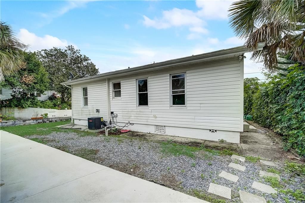 Recently Sold: $235,000 (2 beds, 1 baths, 945 Square Feet)