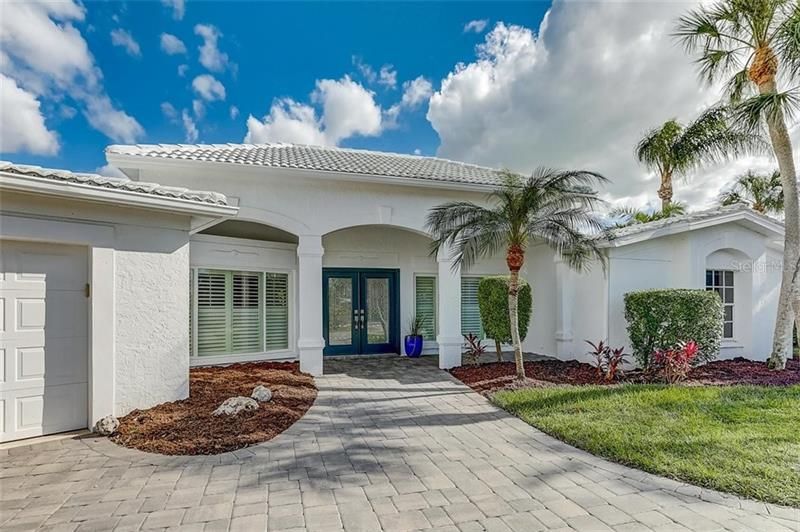 Situated on a canal and only four lots away from the open waters of Sarasota Bay, this fabulous Longboat Key rental offers expansive and spacious indoor/outdoor living with million dollar views.