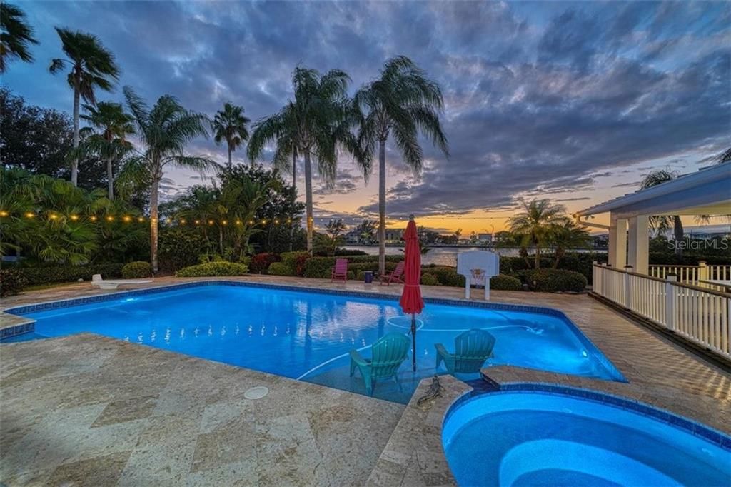 Recently Sold: $1,999,000 (6 beds, 6 baths, 5931 Square Feet)