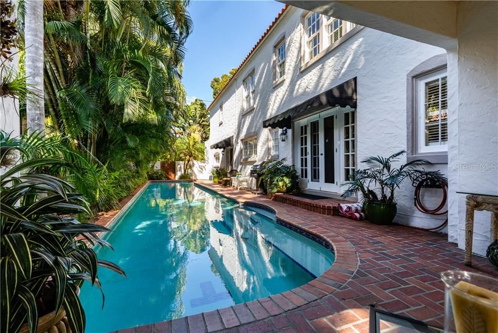 Recently Sold: $1,584,000 (5 beds, 4 baths, 3713 Square Feet)