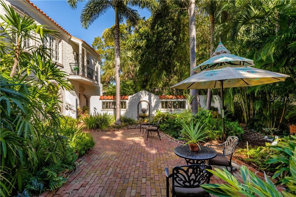 Recently Sold: $1,584,000 (5 beds, 4 baths, 3713 Square Feet)