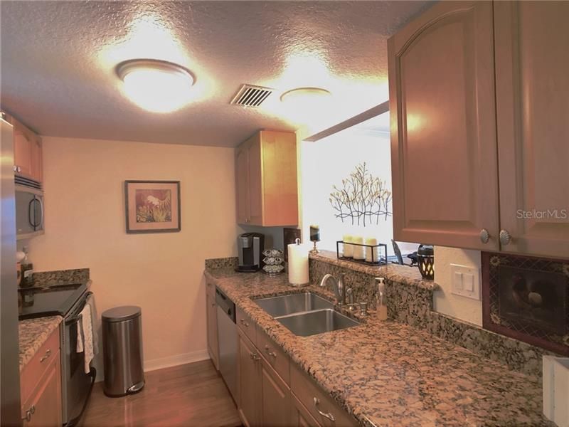 Recently Sold: $259,900 (1 beds, 1 baths, 704 Square Feet)