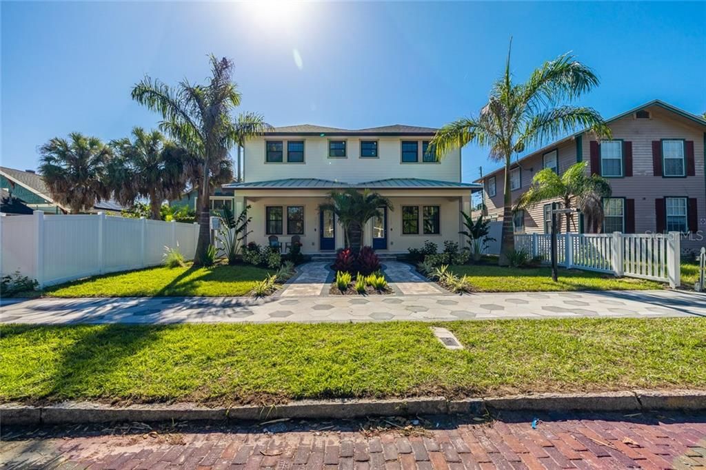 Recently Sold: $689,000 (3 beds, 3 baths, 2300 Square Feet)