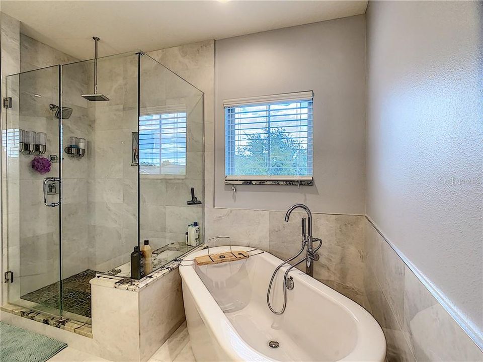 最近售出: $800,000 (4 贝兹, 3 浴室, 3626 平方英尺)