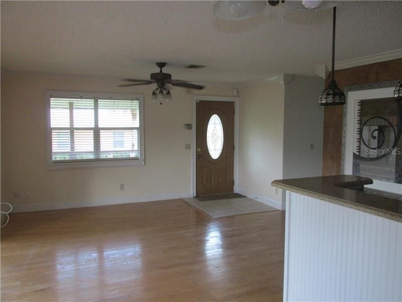 Recently Rented: $1,500 (3 beds, 3 baths, 1800 Square Feet)