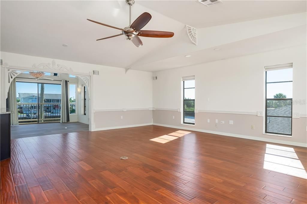 Recently Sold: $550,000 (2 beds, 2 baths, 1660 Square Feet)